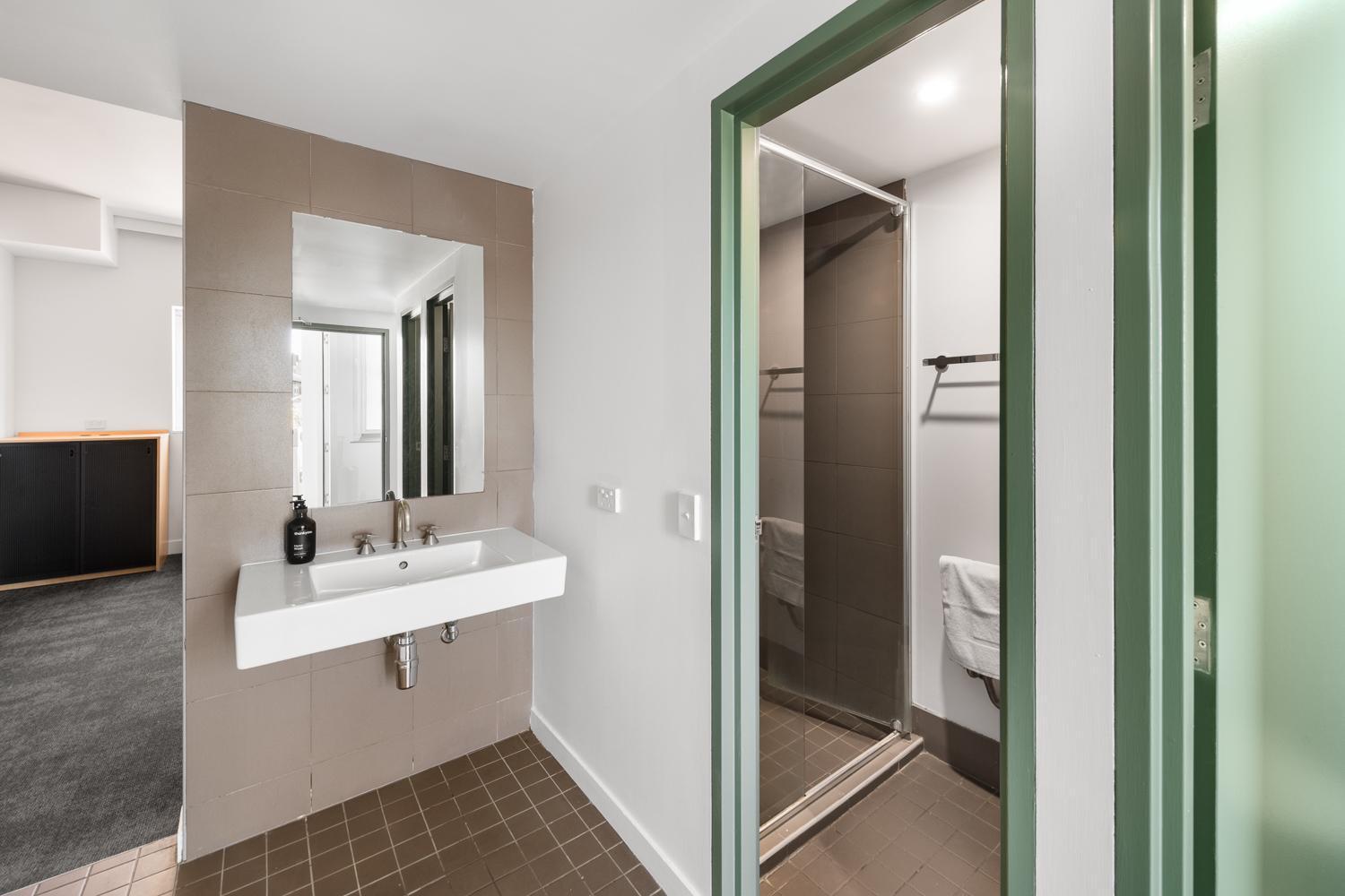 Cama en habitación compartida mixta con 6 camas y baño privado